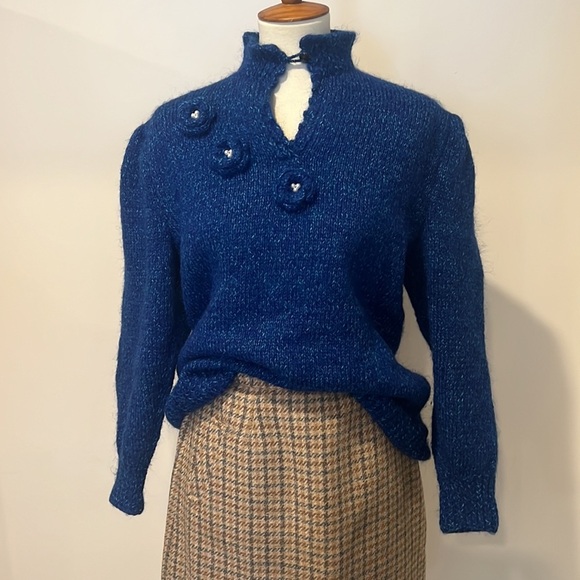 Entirely handcrafted sweater w/ amazing detail sleeves crocheted flowers pearls - Picture 10 of 13